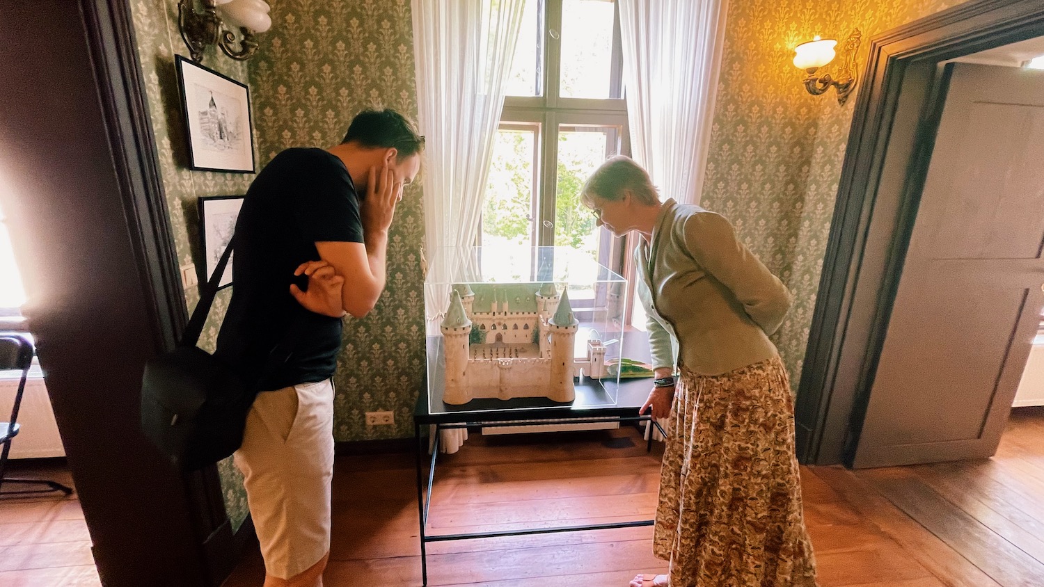 Liis ja Ben Alatskivi lossi Tubini näitusel, Eesti Paigad