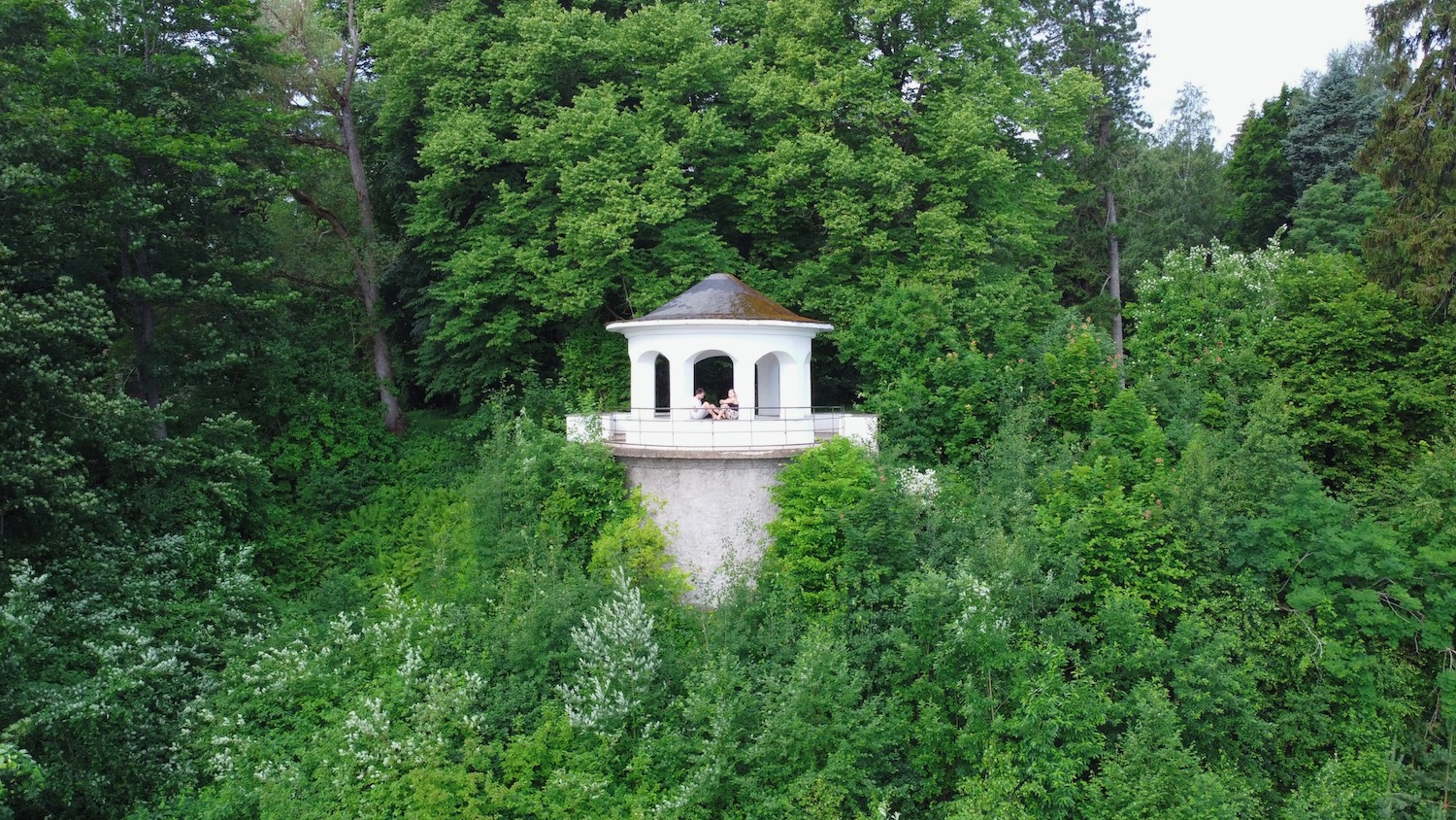 Puhkus Ida-Virumaal ja vaade Nōiametsa vaatepaviljon Toila Oru park, Eesti Paigad