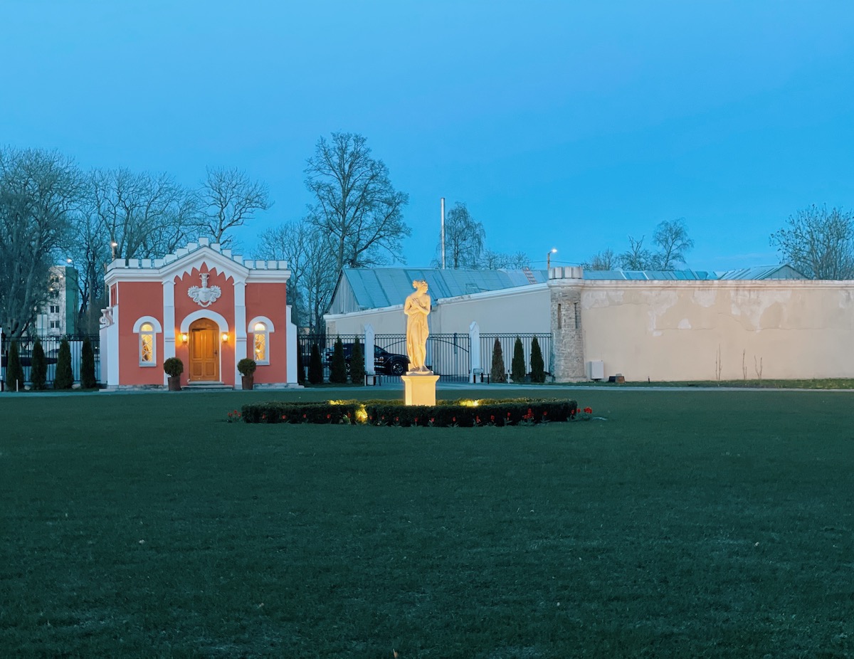 Eesti Paigad Liis and Ben Keila-Joa castle park in the evening