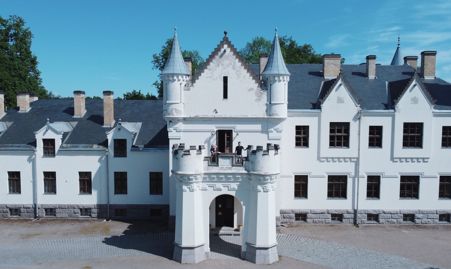 Liis ja Ben Alatskivi lossis, Eesti Paigad