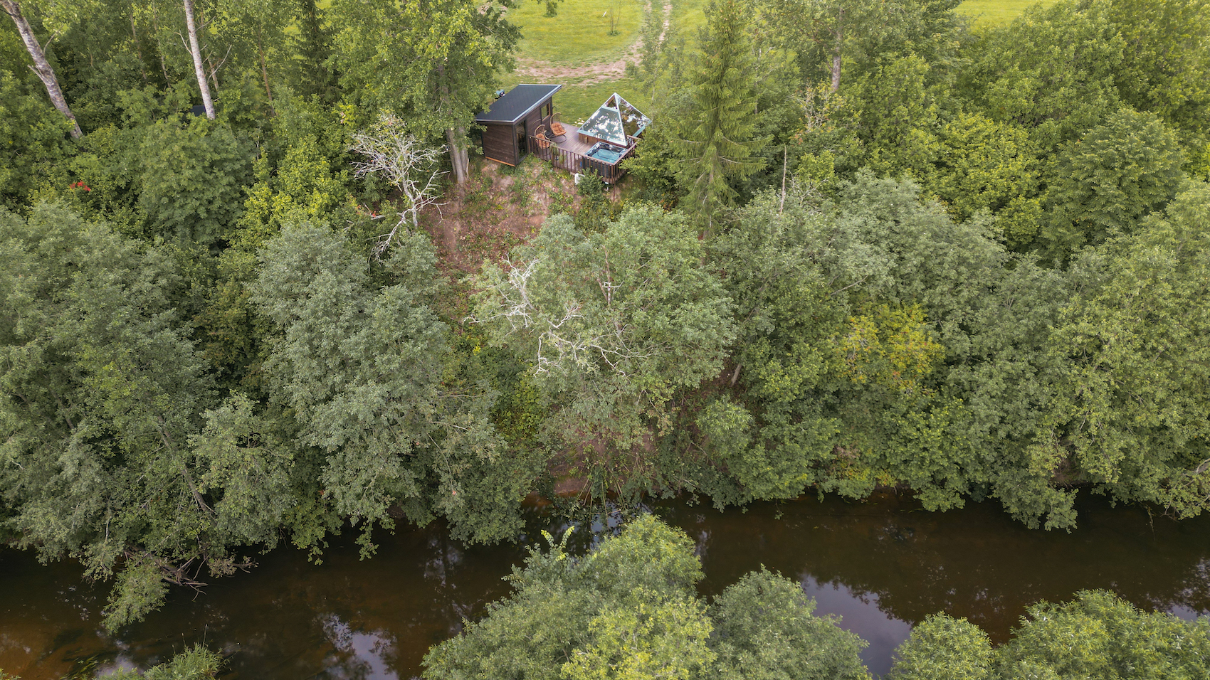 Mäe-Kolga talu klaasist energiapüramiid elamusmajutus Võrumaal looduskaunis puhkemaja jõe ääres, parimad puhkemajad Eestis