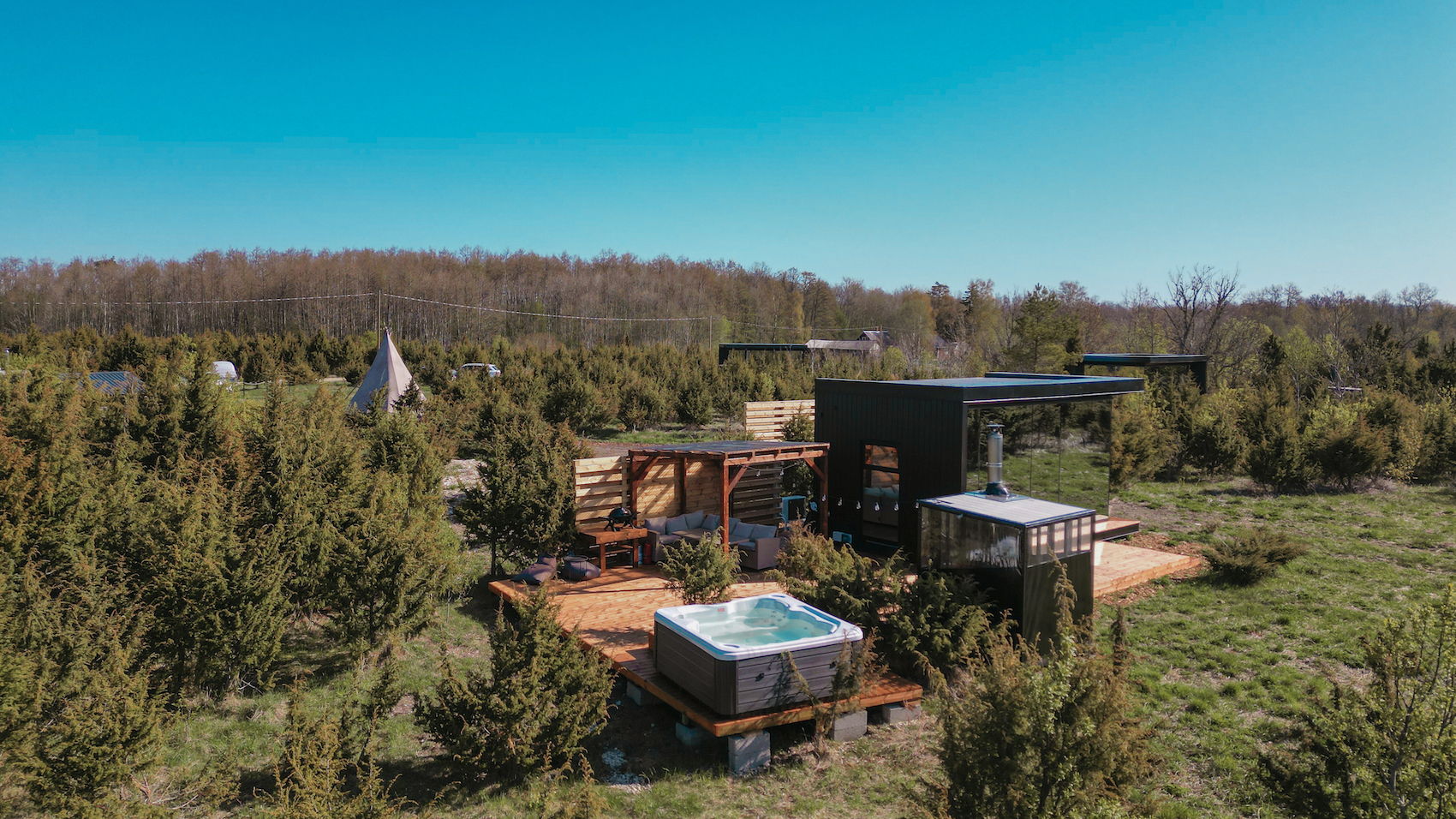 A holiday house with a sauna and a hot tub in the woods, Estonian cabin mirror house with jacuzzi - Juniper Minivillas, the best holiday homes in Estonia