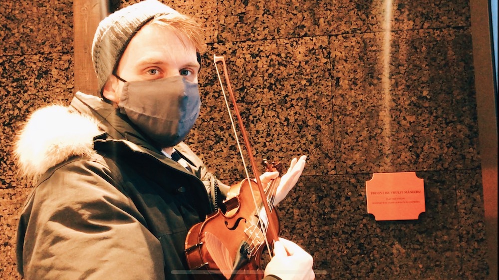 Eesti Paigad uues Palamuse muuseumis viiuli mängimist proovimas