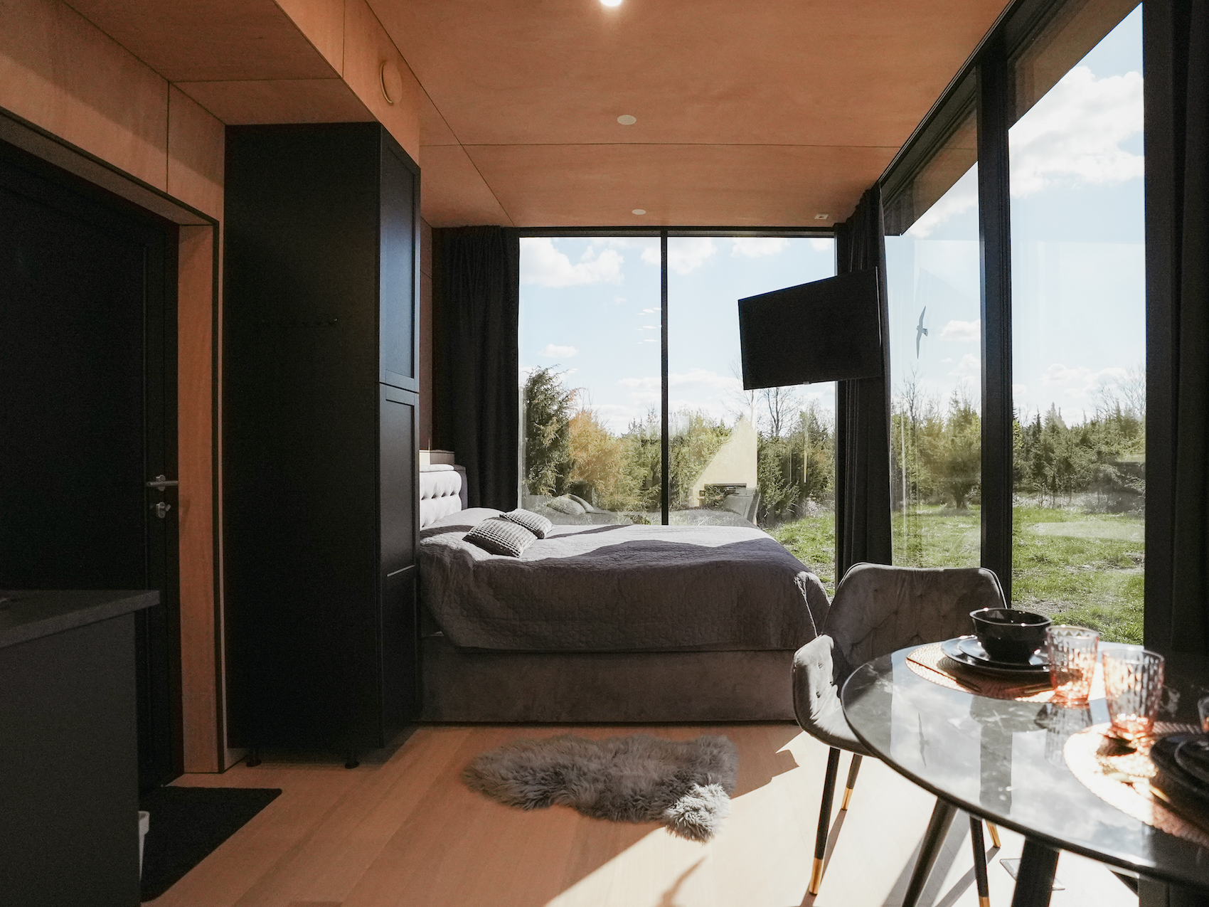 A holiday house with a sauna and a hot tub in the woods, Estonian cabin mirror house with jacuzzi - Juniper Minivillas, the best holiday homes in Estonia