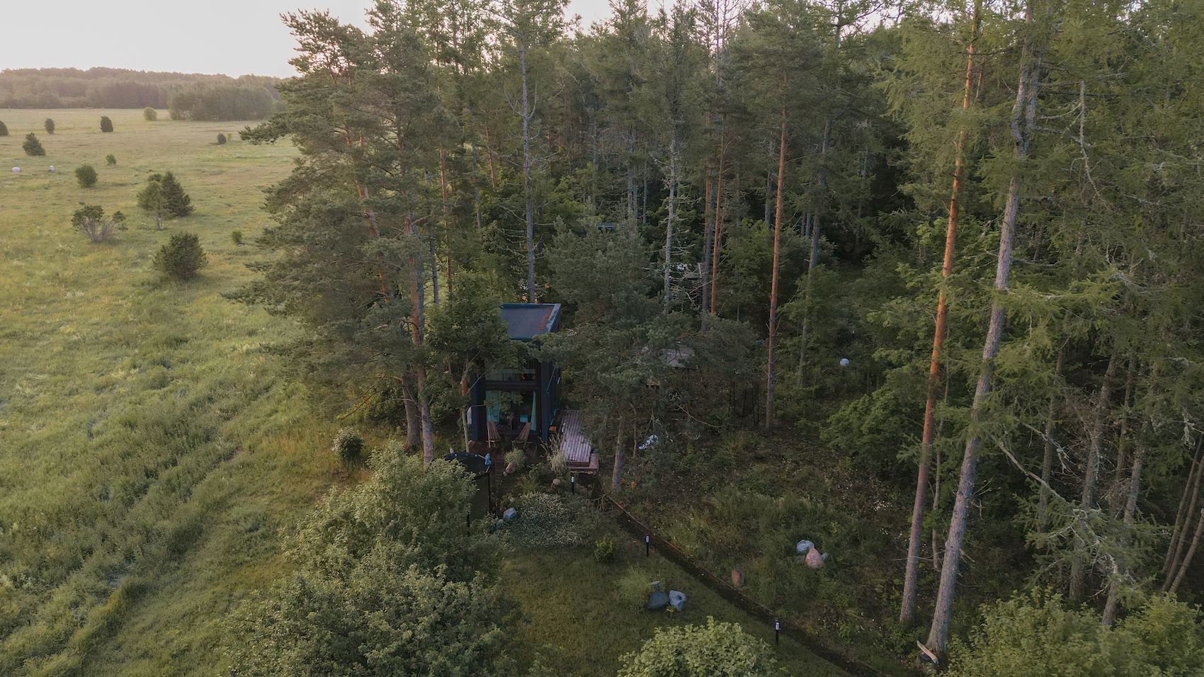 Shanti puhkemaja Laokülas Paldiskis Pakri poolsaarel saunaga terrassiga grilliga romantiliseks puhkuseks, parimad puhkemajad Eestis